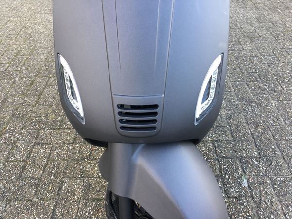 Afbeelding van Knipperlicht set compleet voor + achter dagrij LED voor model VX50 vespa look a like